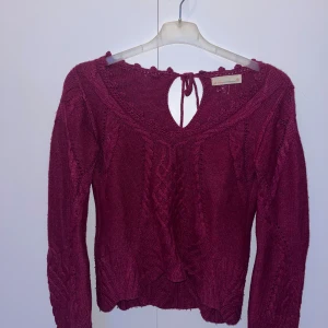 Vinröd stickad tröja - Odd Molly - Använd fåtal gånger. Normal i storleken.