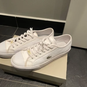 Lacoste sneakers  - Nästan helt oanvända sneakers från Lacoste! Super snygga i vitt läder 🤗