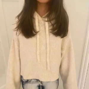 Stickad hoodie  - Såå snygg slutsåld stickad hoodie från zara🥰🥰