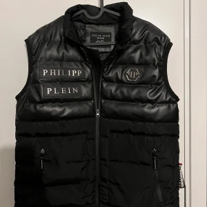 Phillip plein väst - En riktigt skön Phillip plein väst i mycket bra skick. 