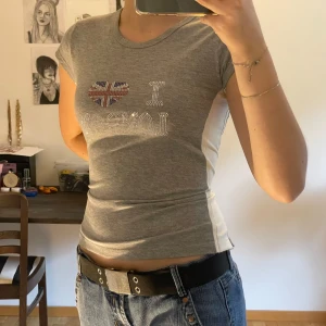 Grå t-shirt med 'I ❤️ London' tryck - Säljer en grå t-shirt med ett  'I ❤️ London' tryck i glittriga stenar. Passar både S och M