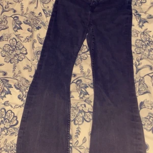 2 par byxor för 150kr st (seriösa köpare tack)  - Hejj jag säljer 2 par byxor för 150kr st om man vill köpa ett par bara så e det lugnt det med dom paren är nya men knappt använda jag köpte dom för 300kr st för mer info hör av er 💕