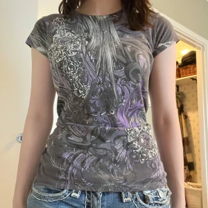 Tröja med kors o vingar - Tröja med bling, kors o vingar🧛🏻‍♀️🙌🏻 några enstaka stenar har lossnat men inget som man märker av