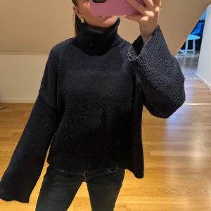 Marinblå stickad tröja - Jätte fin stickad tröja💙💙💙