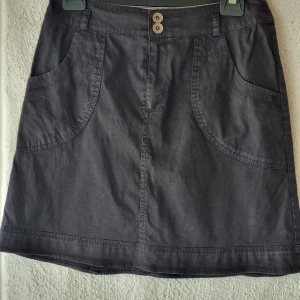 NoaNoa kjol svart stl S - Fin svart kort kjol från Noa Noa i stl S