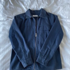 Overshirt med dragkedja - Mörkblå overshirt Använd ett fåtal gånger Kan användas på vår/höst som tunn jacka Storlek 152/156 11-12 år
