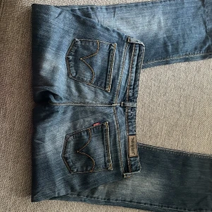 Levis jeans  - Lågmidjade bootcut levis jeans med tryck på fickorna. De är sydda längst ner för de lite för långa på mig men det kan man lätt bara klippa bort om man vill. Skriv privat för pris eller frågor🙏🏼