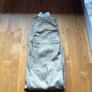 Levis chinos  - Säljer dessa snygga Levis chinos i storlek 30/31. Det är inte så använda och i väldigt bra skick, förutom lite slitage långt ner på benet, se på bild 4. De är köpta på junkyard för 900. Hör ba av dig om det är nån fundering.
