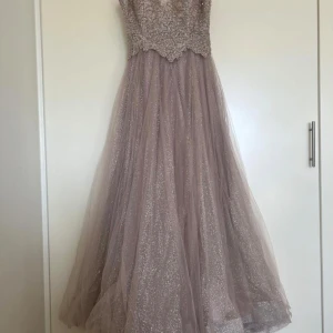 Festkönnning  - Använd endast 2 timmar och är jättefin,Storlek 38-40 och är i nyskick 