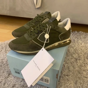Philippe Model | Trainers - Säljer dessa sprillans nya Philippe model trainers! | De ska se lite använda ut redan från fabrik! | Kan skicka orderbekräftelse till den som vill ha! |låda tillkommer! | Storlek 41. | Ställ gärna frågor innan du köper!