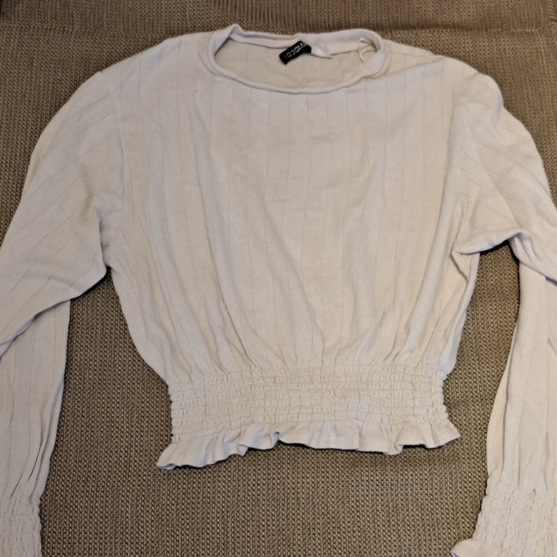 Vit långärmad topp med resårdetaljer - 91