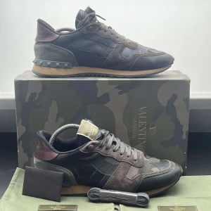 Valentino rockrunners  - Säljer nu dessa riktigt feta skorna från Valentino || storlek: 43,5 || nypris: 6800kr, vårat pris: 2499kr || använt skick, lite slitningar i skon, cond: 8,0/10 || serienummer finns (se bild 3) || allt på bilderna ingår || hör av dig vid frågor!