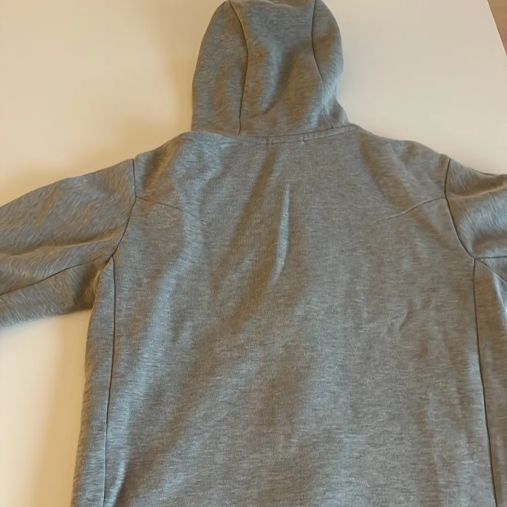 Säljer en grå nike tech i storlek xs. Har andvänt typ 4-5 gånger men har blivit för liten för mig? Skriv vid frågor eller köp 😀. Hoodies.