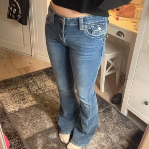 True Religion jeans - Frakt ingår i priset! Supersnygga flared, low waist jeans från True Religion. Jag är 171 cm lång och brukar ha 32 i längd på jeans. Använda ca 5 gånger, ser ut som nya, inga defekter. Ordinarie pris 1599.