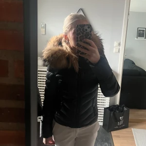 Chelsea jacka med päls - Jag säljer nu min skit snygga jacka från Chelsea! Jackan är i storlek 34 och passar mig super som vanligtvis har xs🌸Den är i super bra skick förutom det lilla ”snittet” som man kan se på sista bilden, lätt ihopsytt så är den som ny!💗 därav priset!