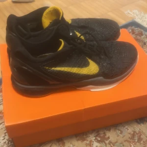 Nike kobe basketskor - Nike Basketskor från kobe bryant. Storlek 42 1/2