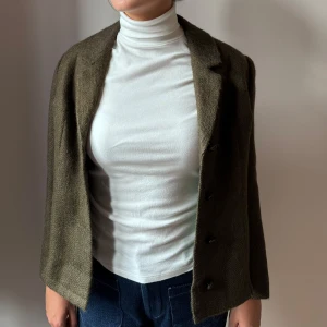 Grön jacka  - Köpt vintage i Barcelona, inga defekter. Varm och skön jacka, passar både i höst och till vintern