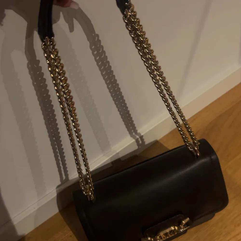 En svart otroligt fin Michael kors väska  Dustbag och kvitto finns Inköpt i Michael kors butik. Väskor.