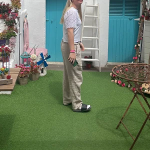 Linnebyxor  - Linnebyxor i storlek XS/S. Lite tjockare i tyget och därför upplever jag att dom inte blir lika genomskinliga som andra linnebyxor. Dom är långa i benen men går att snyggt rulla upp kanten i midjan för att anpassa längden efter en själv💞