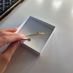 Caroline Svedbom armband - Guld armband från Caroline Svedbom, enormt bra skick då jag har ett annat likadant & därför inte använt mig utav detta. Pris går att diskutera vid snabb affär 