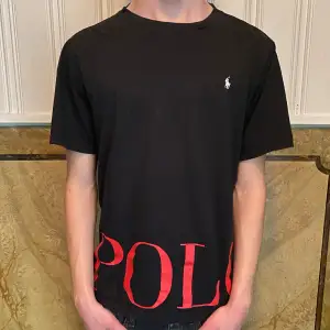 Ralph lauren t-shirt | Nypris 400kr | Skick 8/10 | Pris kan diskuteras | Killen på bilden är 182 cm | Skriv om du har nån fråga!