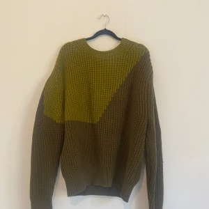 COS Sweatshirt - Fin oversized sweatshirt, knappt använd.