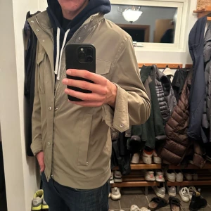 J.Lindeberg field jacket  - Jackan är så gott som ny då den är näst intill oanvänd. Nypris ligger jackan på strax över 3000kr.