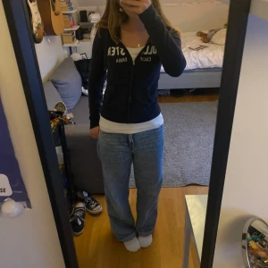 Baggy jeans  - Säljer dessa ljusare blåa jeansen. Använt mycket i ca 6 månader men är ingenting jag stäcker mig efter längre. Jag har alltid haft de lite uppvikta längst ned vid fötterna så de är lite missfärgade längst ned.  Skriv för  mått/bilder. Förhandla gärna