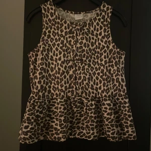 Leopard topp - Snyggaste leopard toppen med ursnygga rosetter framtill🐆använd 2 gånger och sitter som en XXS/XS!🤎