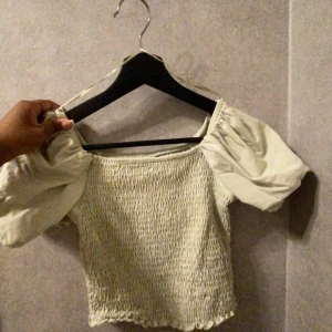 T-shirt med puff ärmar - Jag har ingen användning för denna topp längre och tycker det är synd att slänga den, så jag säljer den till ett billigt pris. Toppen är i storlek XS.