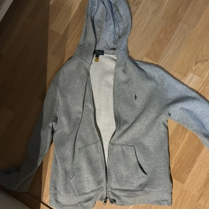 Ralph Lauren Hoodie - En riktigt skön Ralph lauren hoodie i storlek 18-20 eller XS Passar även S, riktigt stilren och mysig nu till hösten Hör av dig vid minsta fundering, Inga defekter Pris kan diskuteras 
