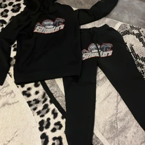 Trapstar tracksuit - En svart skön trapstar tech/tracksuit sitter fint,pris kan diskuteras