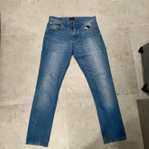 Tjena!  Säljer nu dessa snygga Pull & Bear jeans, skicket är väldigt bra på en 9/10. Skriv om ni har några funderingar. 