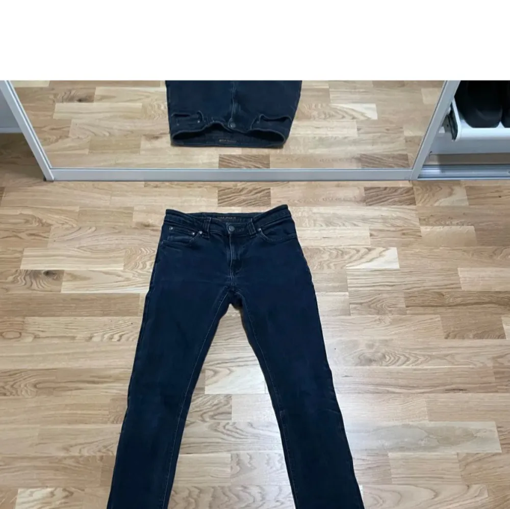 Säljer ett par feta nudie jeans skicka 10/10, vid frågor och funderingar är de bara och skriva även mer bilder, ny pris ca 1,2 mitt pris 249, 🚚1-3 arbetsdagar 🚚. Jeans & Byxor.