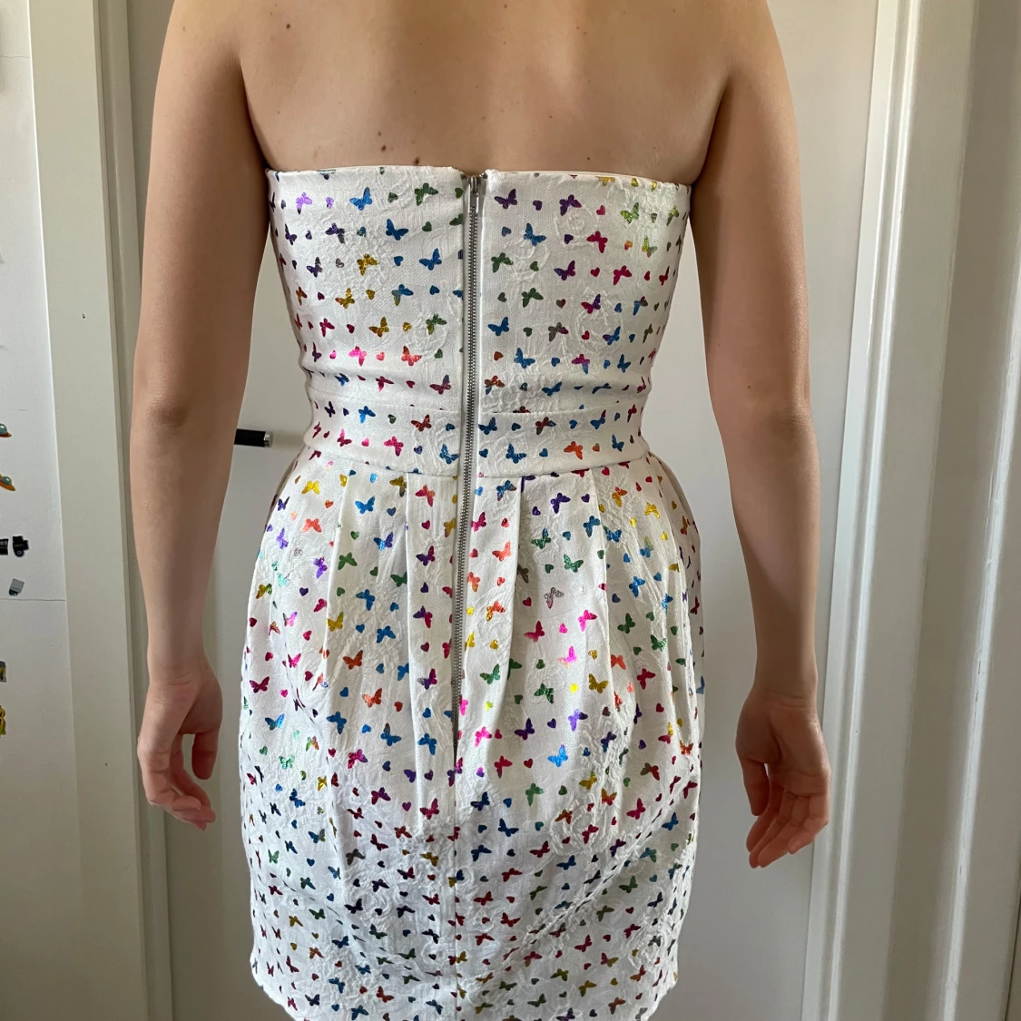 Vit axelbandslös klänning med fjärilsmönster från Goddess London - 90