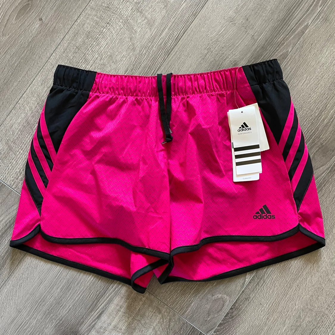 Rosa träningsshorts från Adidas