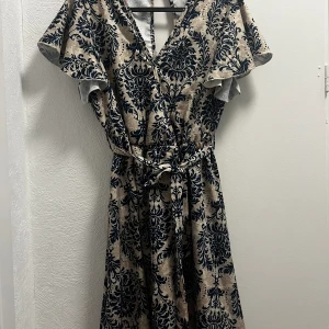 Sommarklänning  - I ny skick Använd bara en gång Klänning perfekt till sommaren  Storlek: M (stretching klänning så passar också som S)