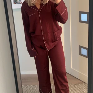 Satinpyjamas fråm H&M - Säljer denna fina satinpyjamas. Den är nyinköpt och endast testad!🫡
