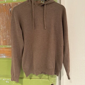 Stickad Hoodie - Säljer denna hoodie som jag köpte i Italien förra sommaren, har ej hunnit använda den så mycket då den blev för liten fort. Storlek M passar S. hör av er vid frågor samt funderingar 👊