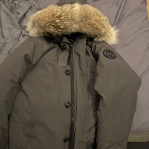 Canada goose Chateau - Canada goose chateau black label storlek L till salu  Jättegott skick, hör av er vid intresse!  Kan mötas upp eller frakta