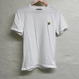 Lyle & Scott t-shirt - Lyle & Scott t-shirt i storlek S.