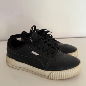 Platform skor puma  - Bra skick, hör av dig vid frågor strl 40. Lite smutsiga men går säkert att tvätta bort 