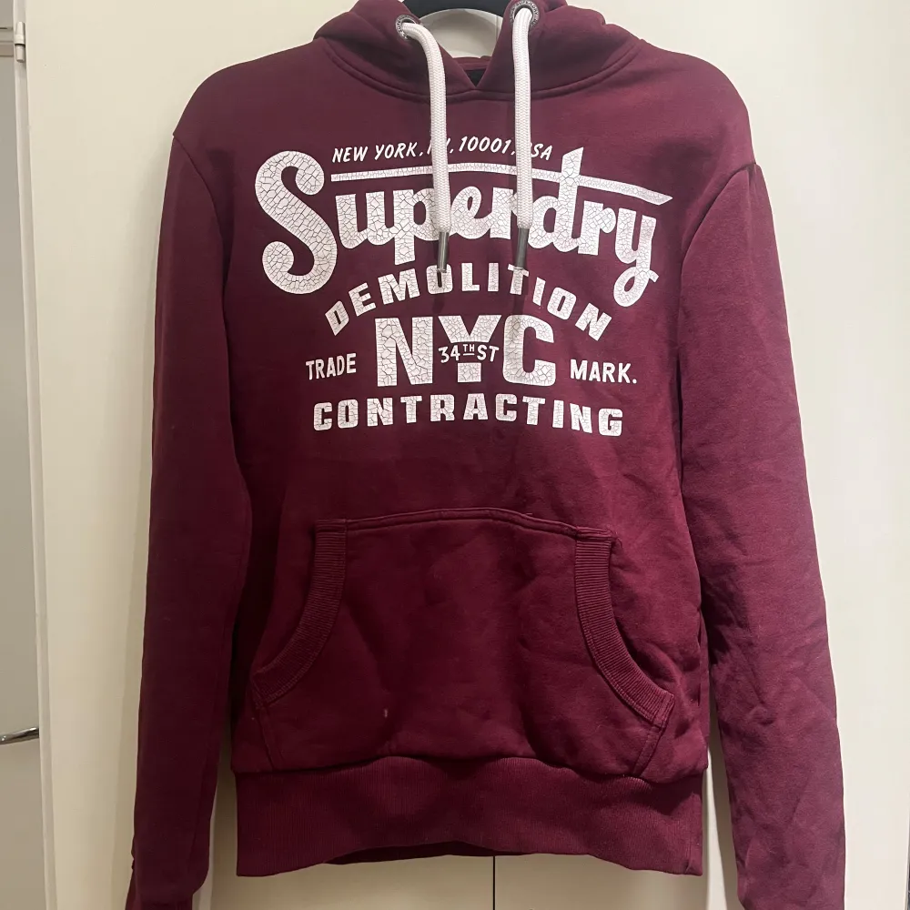 Vinröd hoodie från Superdry i fint skick, knappt använd☺️. Hoodies.