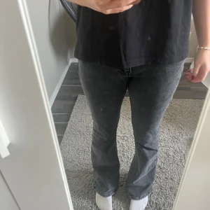 Gråa GinaTricot bootcut jeans 👖  - Super fina svart/gråa jeans från Ginatricot! Jeansen är använda få gånger och är i helt och fint skick. Byxorna är i storlek 40, men passar mig som är 1,58!❤️ midjemått: 85cm hela vägen runt. Innerbenslängd: 76cm. Från midjan till fotänden: 96cm