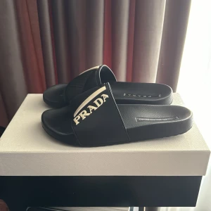 Prada Tofflor - Säljer dessa riktigt schyssta Prada tofflorna i storlek 41/7  Extremt fint skick