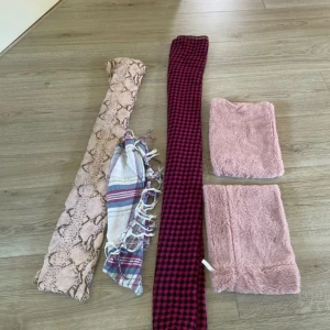 Flera halsdukar i olika stilar - Säljer ett gäng snygga halsdukar i olika stilar och material. Perfekt för att matcha med olika outfits! Här finns en rosa fluffig halsduk som är supermjuk och mysig, en lång röd och svart rutig halsduk som är perfekt för höst och vinter, och en tunn rutig sjal i vitt, blått och rött med fransar som ger en avslappnad look.