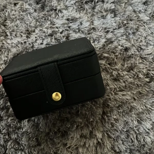 Smyckesskrin - Säljer mitt fina smyckesskrin från glitter! Köptes för ganska länge sedan men är ändå i bra skick. Vet inte helt vad det kosta när jag köpte det så jag säljer ganska billigt!💕