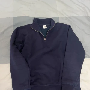 Zara kofta - Mörkblå half zip från Zara som jag fick i våras. Har använts en del och därav de låga priset men inga deffekter alls.