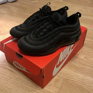 Svarta nike air max 97 nypris 2400 mitt pris 500. Bra skick förutom sulorna (bild 4 och 5) som är ganska  slitna men syns inte när du använder dom. Låda ingår. Pris går att diskuteras