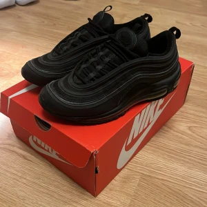 Nike air max 97 - Svarta nike air max 97 nypris 2400 mitt pris 500. Bra skick förutom sulorna (bild 4 och 5) som är ganska  slitna men syns inte när du använder dom. Låda ingår
